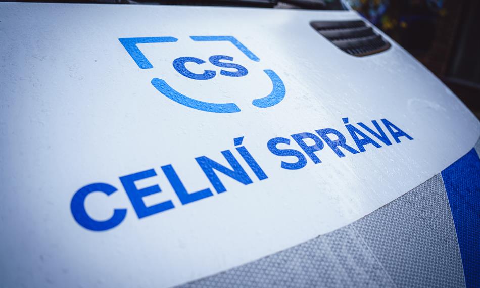 znak na služebním vozidle